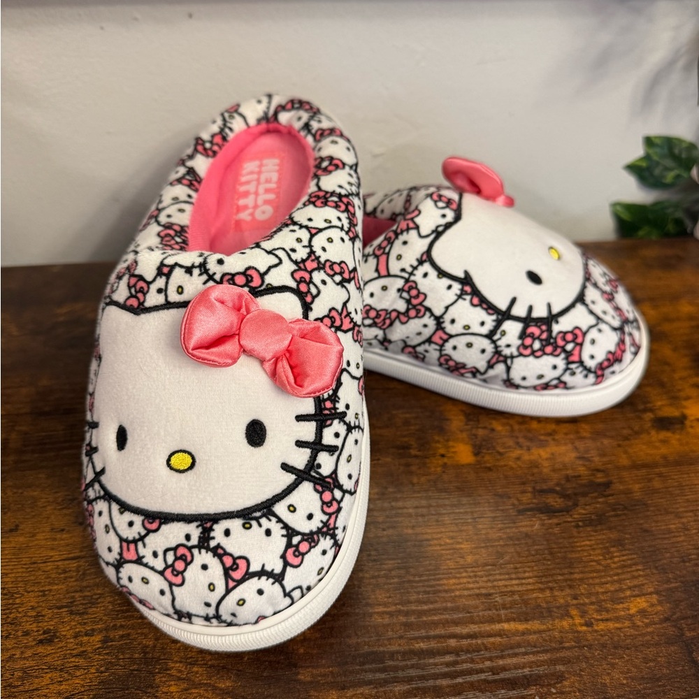 Hello Kitty Slippers Women’s 7-8